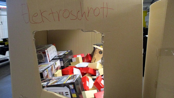 Neuware wird im Amazon-Lager in Winsen nahe Hamburg in Kartons gesammelt, um verschrottet zu werden. Die aussortierten Artikel, hier unter anderem Lichterketten, sind noch originalverpackt. Bildrechte: Greenpeace