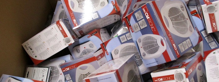Neuverpackte Heizstrahler werden bei Amazon in einem großen Karton mit der Aufschrift "Elektroschrott" gesammelt. Die Fotos stammen von der Umweltschutzorganisation Greenpeace. Bildrechte: Greenpeace